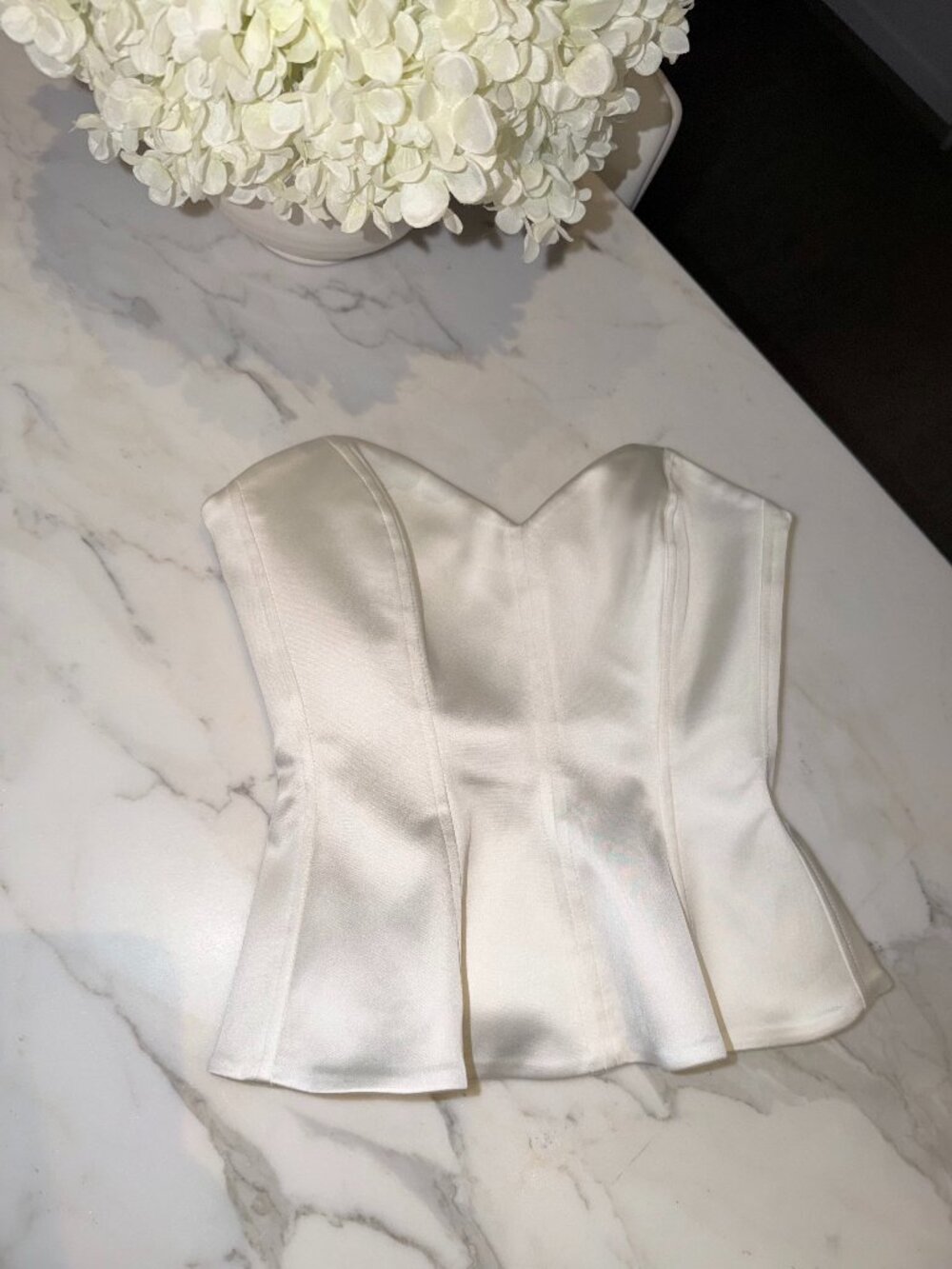 Aritzia Strapless satin sweetheart bustier top - Picture 4 of 10